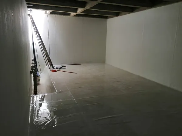 Operario inspeccionando la impermeabilización de un tanque de agua potable
